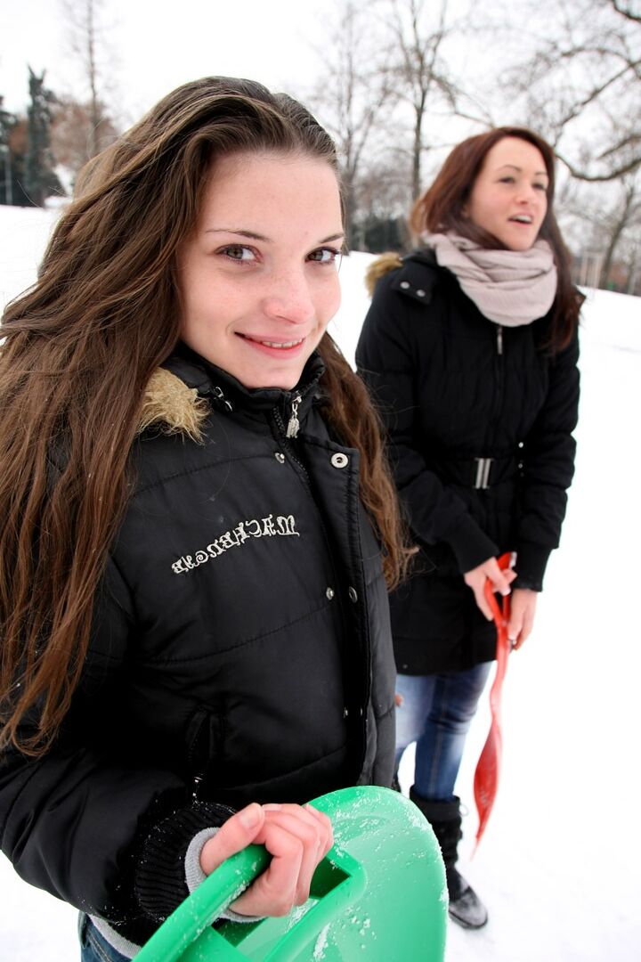 15P De jeunes lesbiennes se lèchent et se doigtent après une journée de luge dans la neige