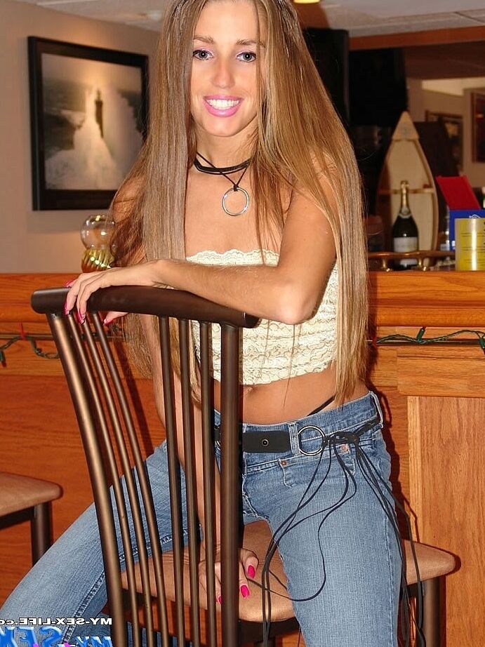21P La amateur de tetas pequeñas Lori Anderson presenta su cuerpo en solitario