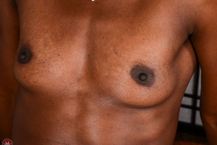 16P L'amayeuse noire Ana Foxxx remonte sa robe et enfile ses sous-vêtements pour poser nue.