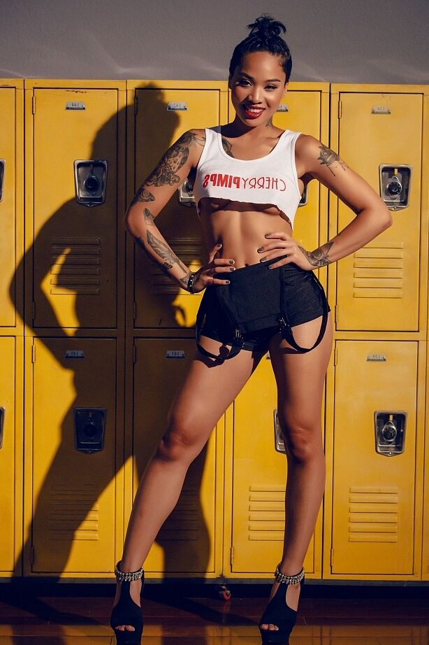 21P Breathtaking ebony Honey Gold strips for locker-room closeups of her fine muff