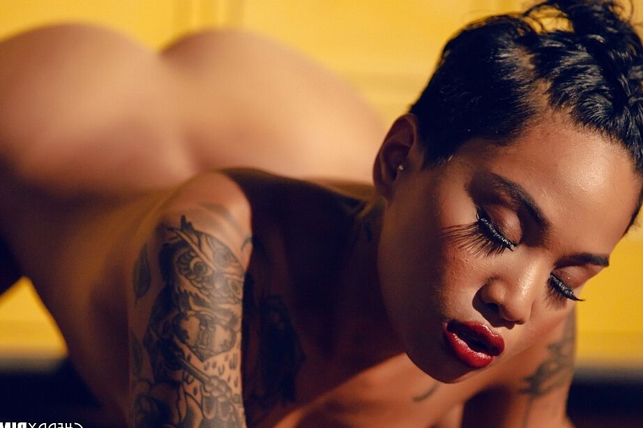 21P Breathtaking ebony Honey Gold strips for locker-room closeups of her fine muff