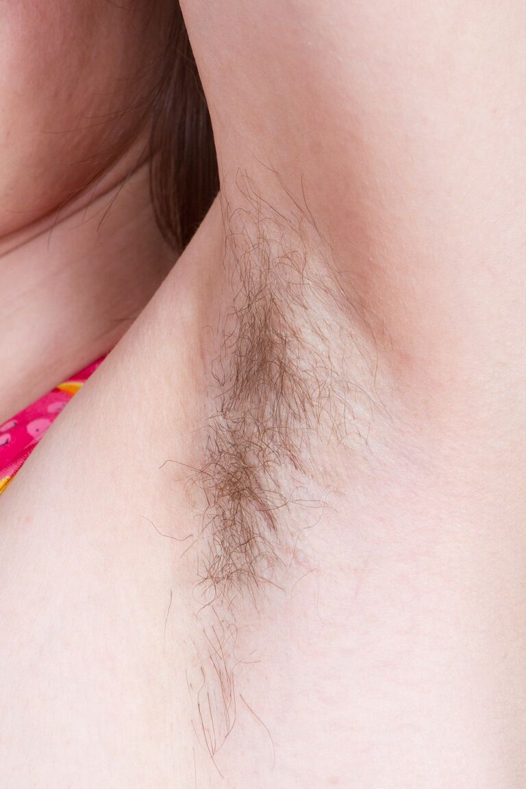 21P Mary aux petits seins écarte les jambes et exhibe sa chatte poilue en talons