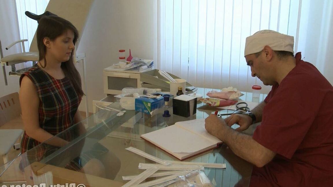 21P A adolescente Marta B. deixa um médico excêntrico lamber sua buceta durante um exame vaginal