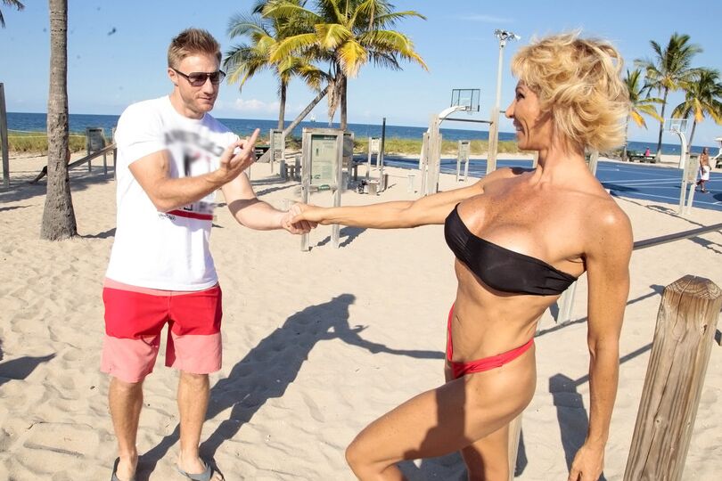 12P 巨乳熟女がプールサイドで深く腰を曲げて角質の男の肉を手に入れる