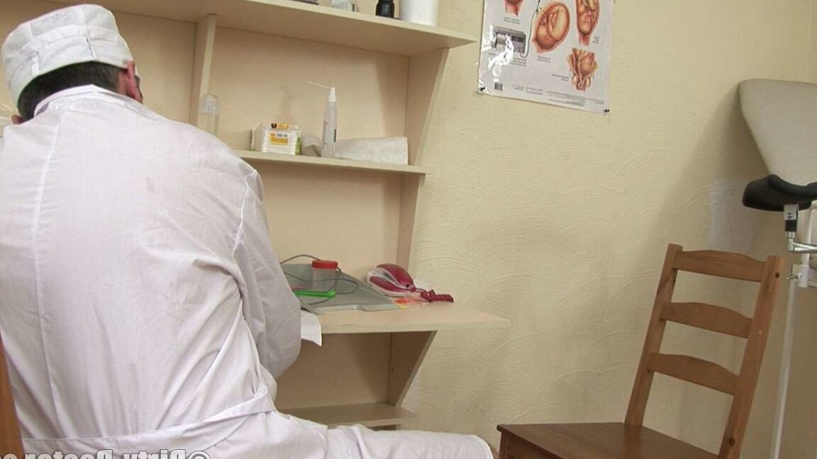 21P La jeune aux cheveux noirs Jessica C montre son beau cul et se fait baiser par un médecin