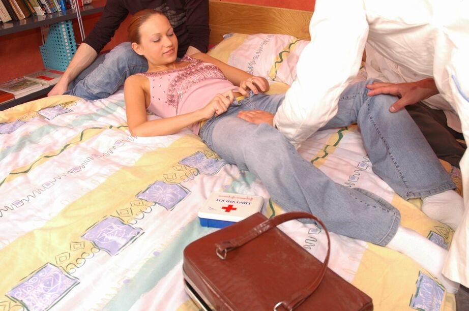 21P A doce adolescente amadora Susan tira a roupa e é abalroada por dois homens com tesão