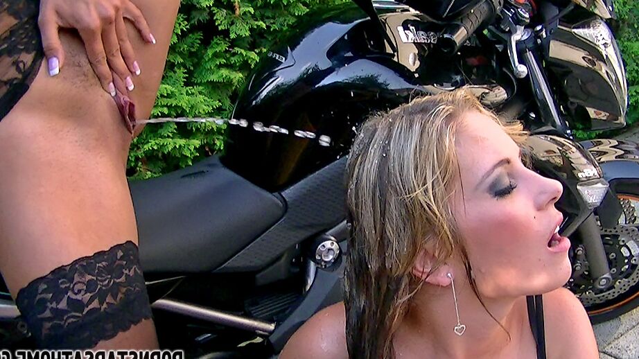 16P Estrellas porno calientes en lencería sexy y medias de nailon se divierten lésbicamente al aire libre