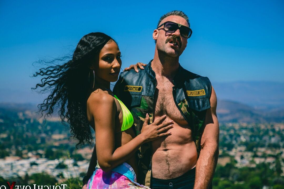 20P A garota Ebony Olivia Jayy tira o biquíni para modelar nua ao ar livre de salto alto