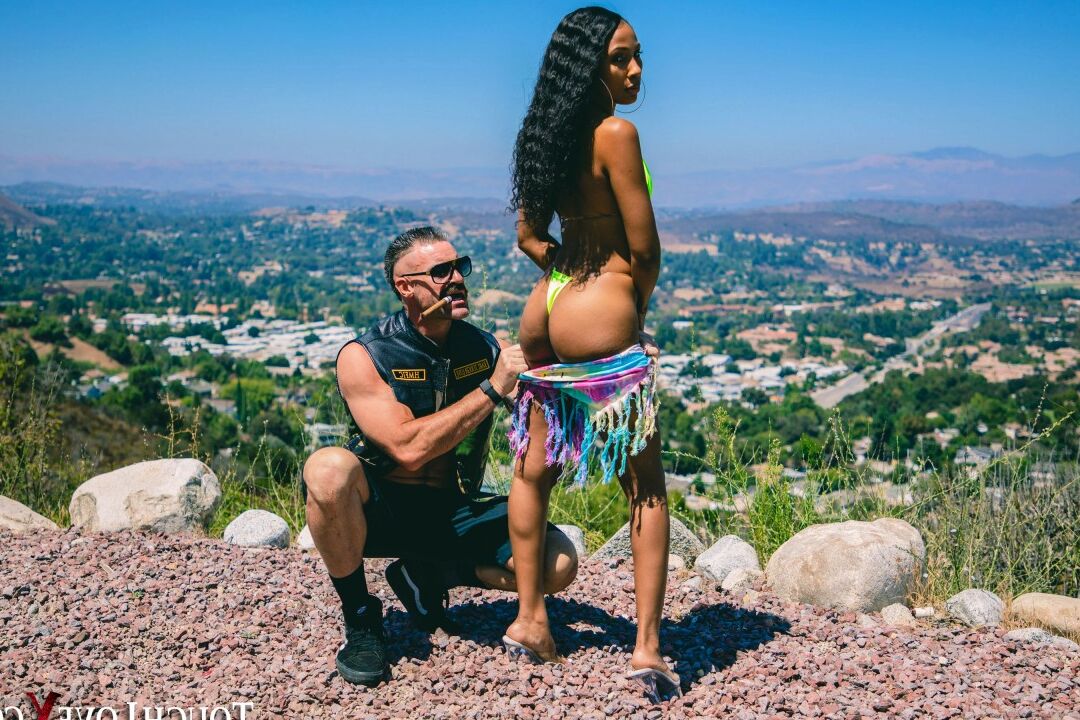20P A garota Ebony Olivia Jayy tira o biquíni para modelar nua ao ar livre de salto alto