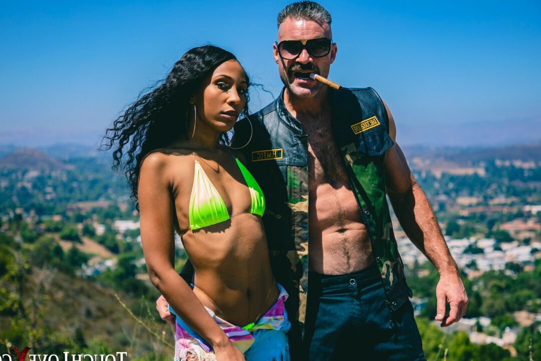 20P A garota Ebony Olivia Jayy tira o biquíni para modelar nua ao ar livre de salto alto