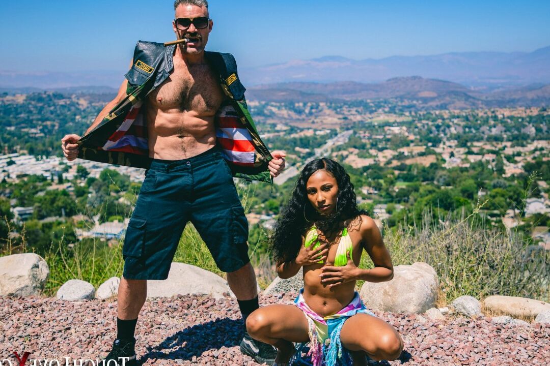 20P A garota Ebony Olivia Jayy tira o biquíni para modelar nua ao ar livre de salto alto