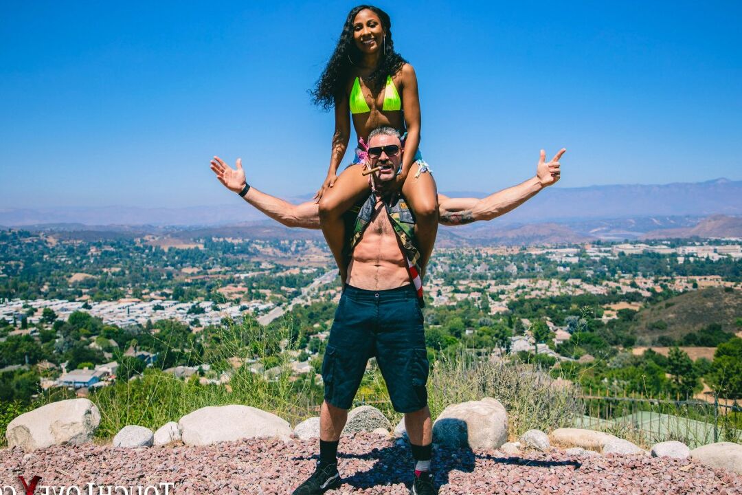 20P A garota Ebony Olivia Jayy tira o biquíni para modelar nua ao ar livre de salto alto