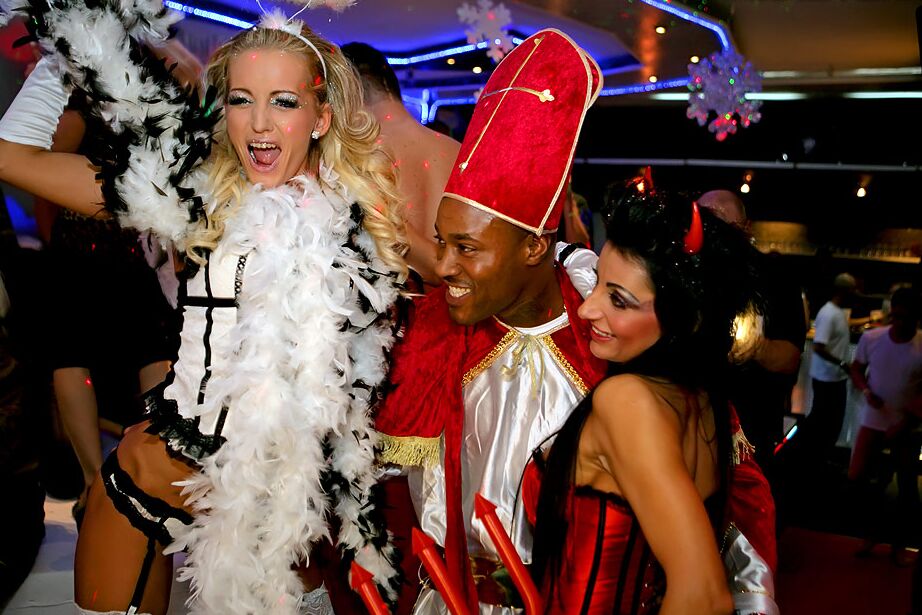 16P Des filles lubriques profitent d'un sexe en groupe sauvage lors d'une soirée glamour