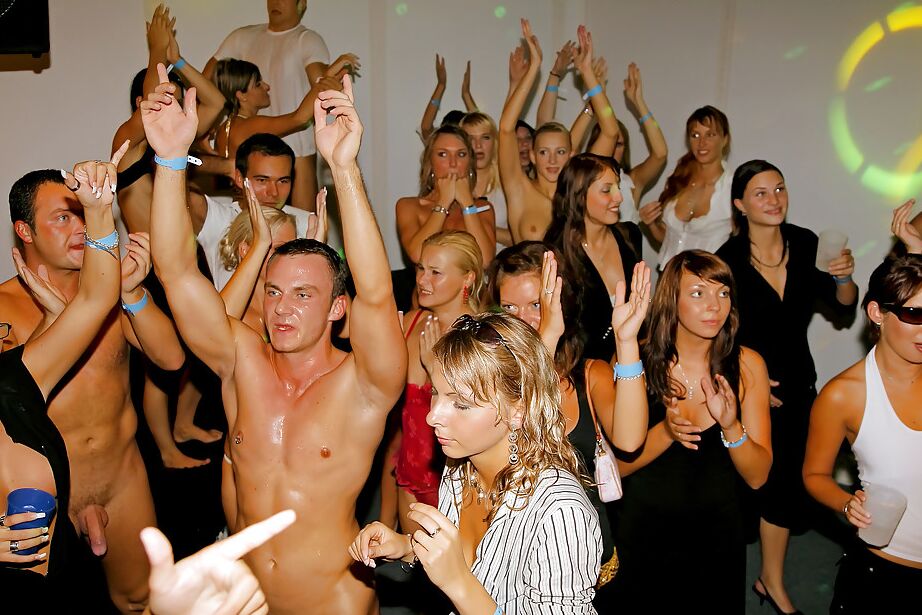 16P Saucy MILFs haben harten Spaß auf der betrunkenen Sexparty