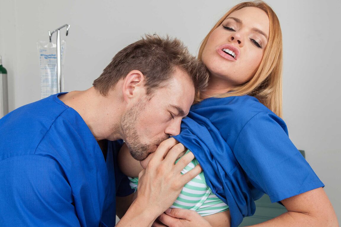 21P Die vollbusige Krankenschwester Krissy Lynn wird von ihrer geilen Kollegin im Doggystyle in den Arsch gefickt