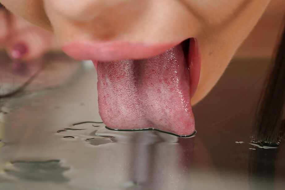 16P La morena sola Rachele Richey liberando bonitos melones adolescentes antes de orinar
