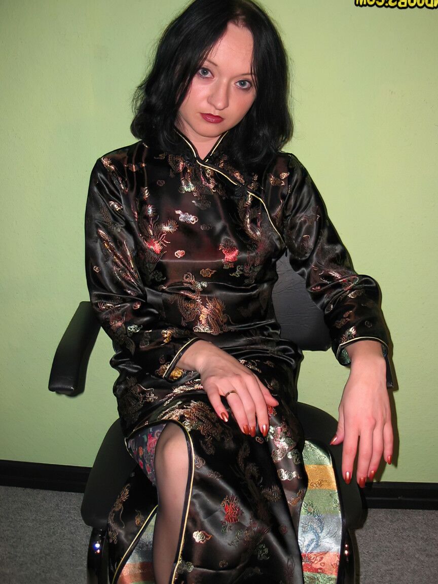 14P Skinny MILF com peitos pequenos Mayas Handjobs tira o vestido