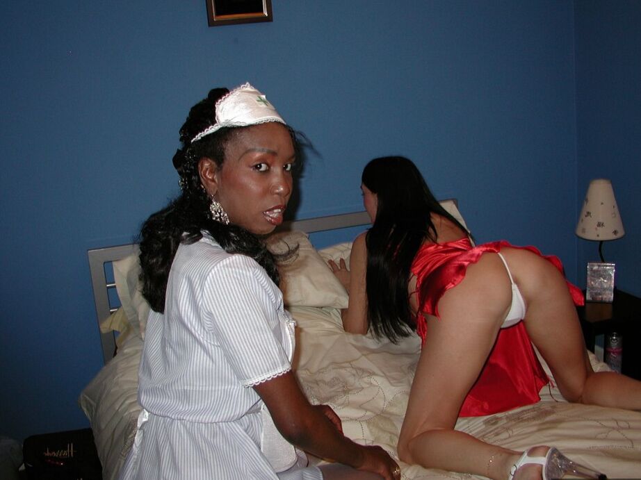 20P Morena de pernas compridas fazendo sexo lésbico com uma enfermeira negra na cama