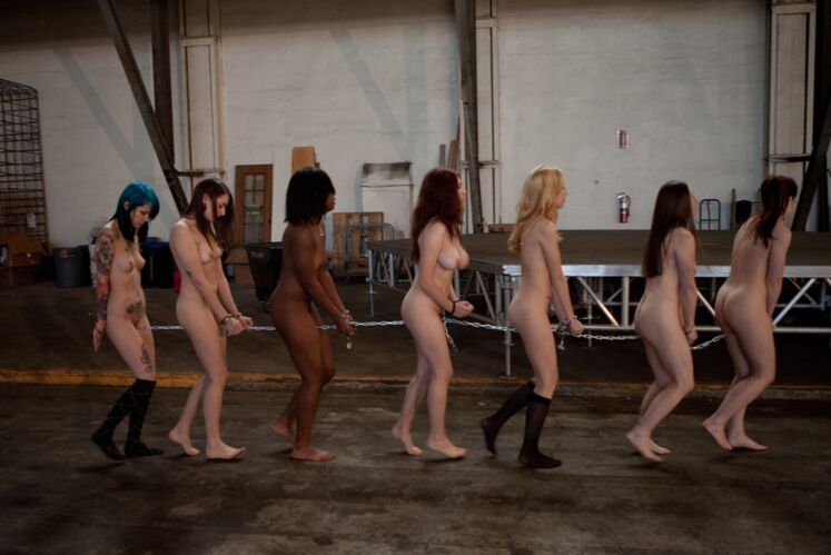 13P Des esclaves sexuelles sont exhibées nues avant un entraînement forcé