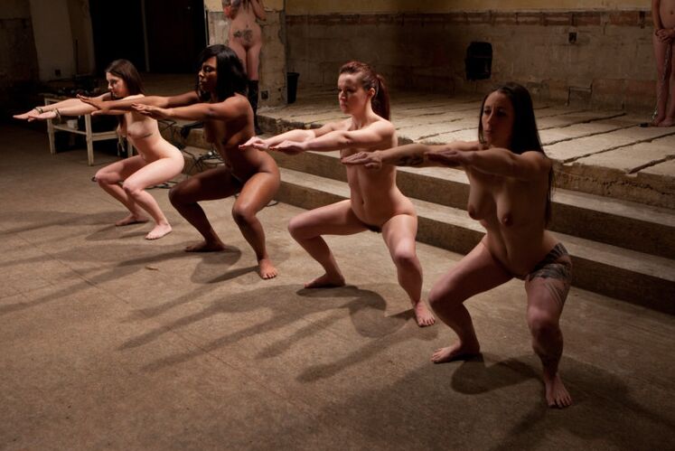 13P Des esclaves sexuelles sont exhibées nues avant un entraînement forcé