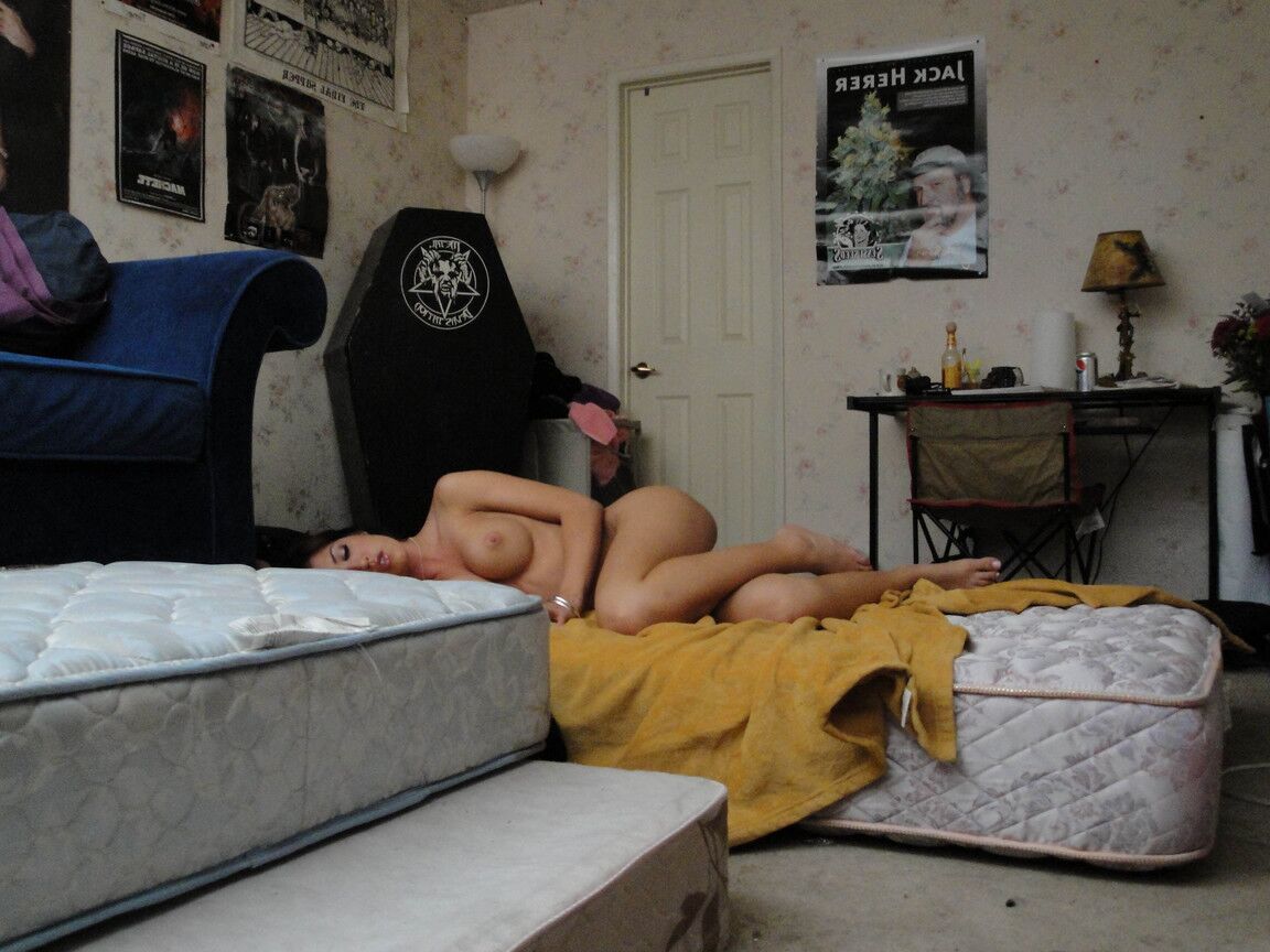 11P Webcam hackeada pega uma garota se masturbando e fazendo sexo também