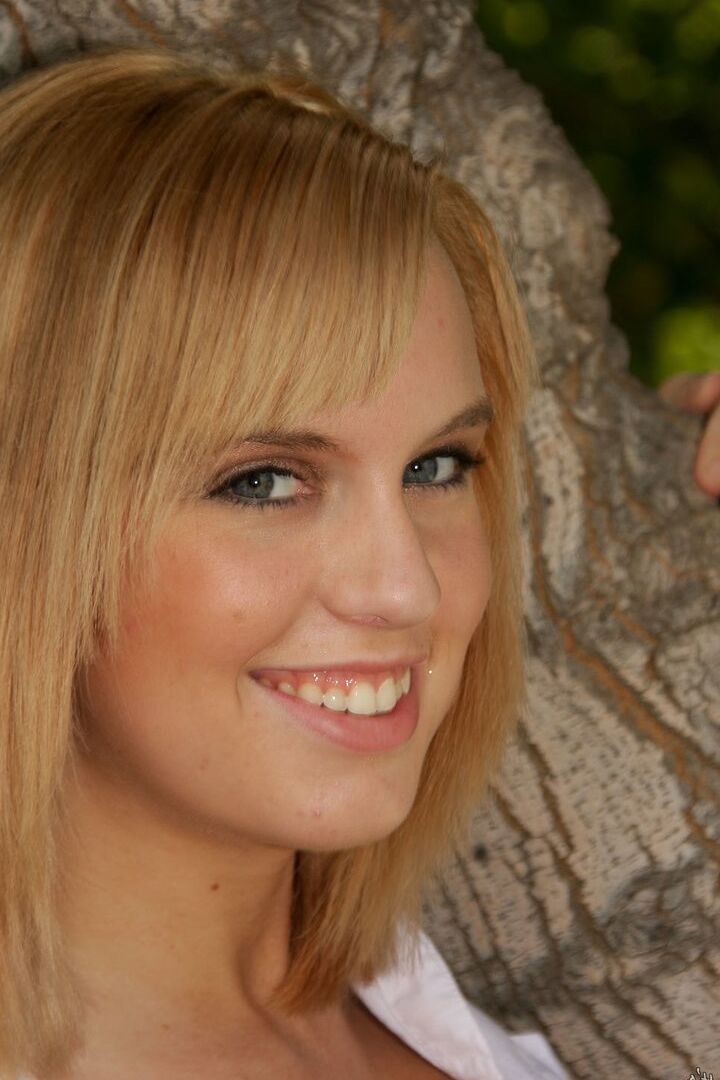 16P La jolie blonde Jessika expose son corps potelé sans vêtements sur un banc de jardin.