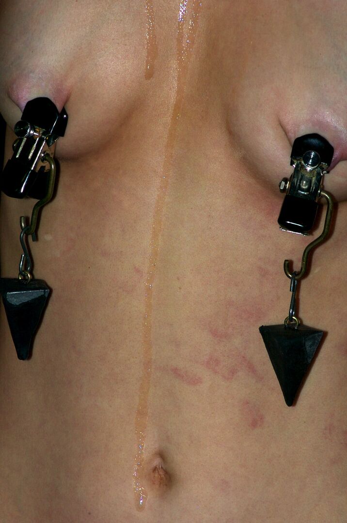21P Rubia de cuerpo esbelto Kelly Wells abusada de sus tetas