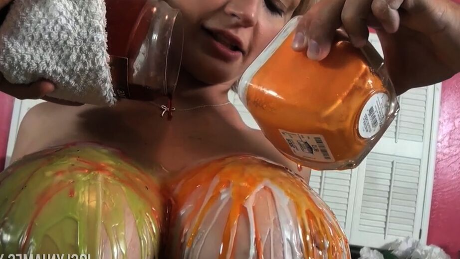 Die 16P nackte Frau Joslyn James gießt flüssiges Wachs über ihre schönen Melonen