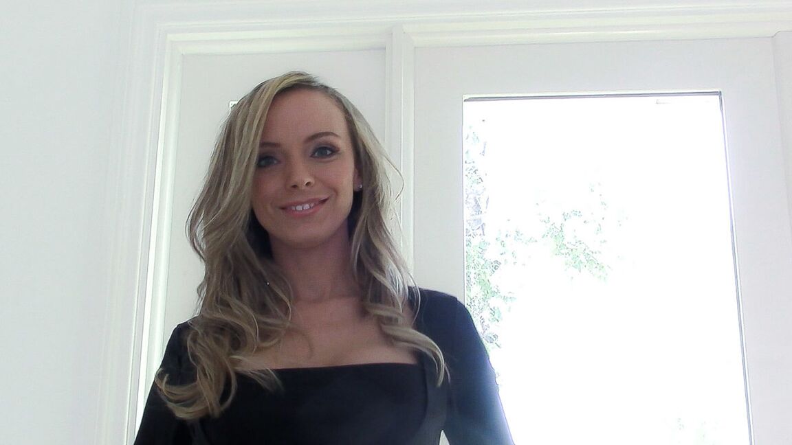 21P Linda loira MILF Pristine Edge mostra seus peitos grandes e se masturba