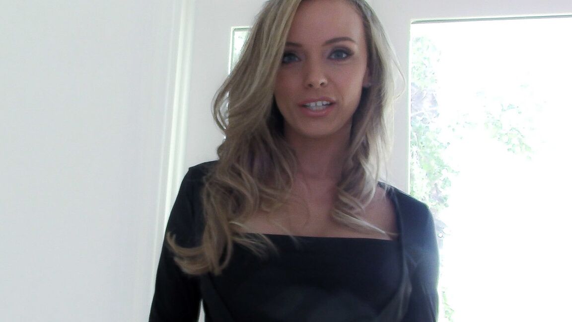 21P Linda loira MILF Pristine Edge mostra seus peitos grandes e se masturba
