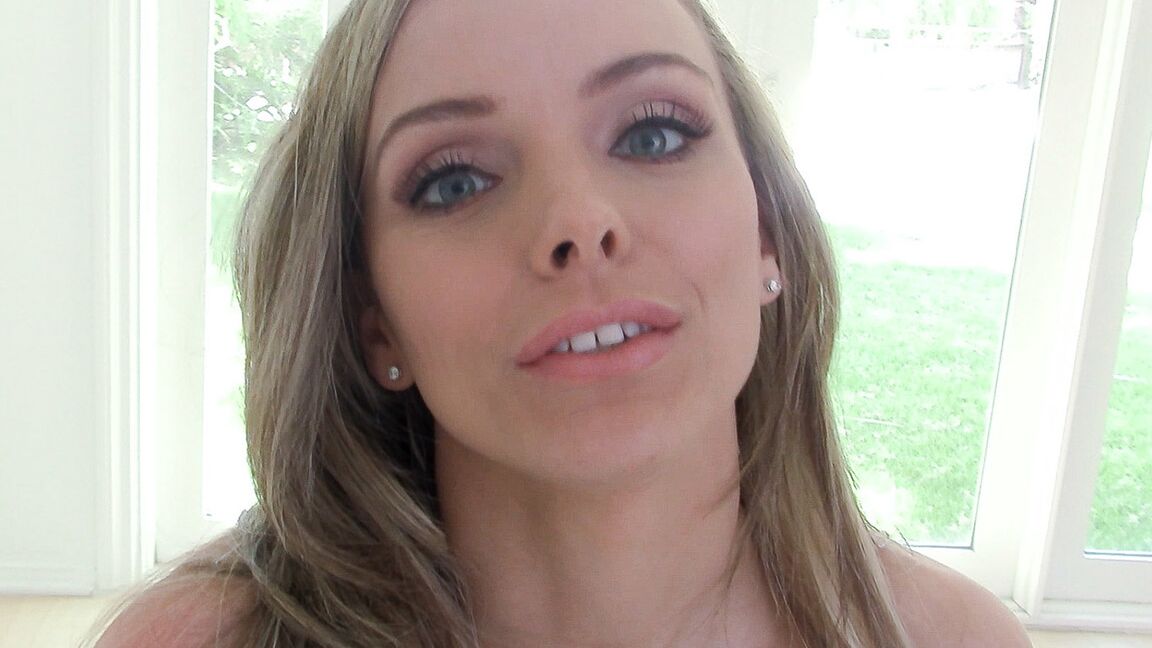 21P Linda loira MILF Pristine Edge mostra seus peitos grandes e se masturba