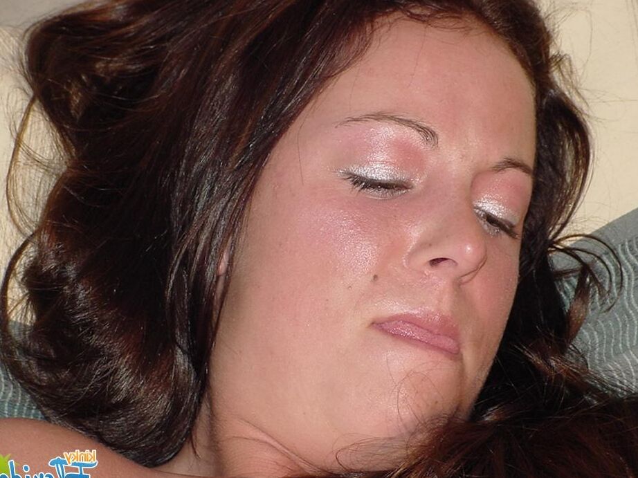 16P Kinky Florida Amateurs Teen Chynna fickt große Dildos