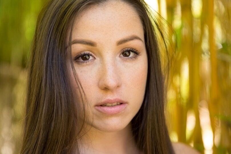 Lola Foxx, jeune latina aux cheveux bruns, s'exhibe en plein air.