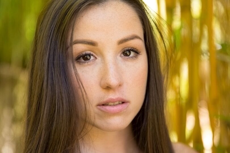 Lola Foxx, jeune latina aux cheveux bruns, s'exhibe en plein air.