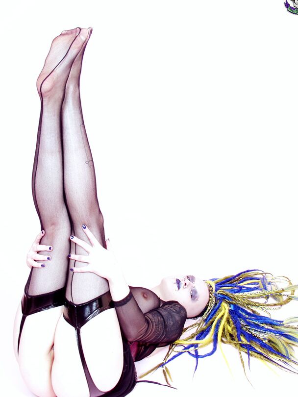 15P 網タイツフェチの女の子が官能的な哀歌を踊る
