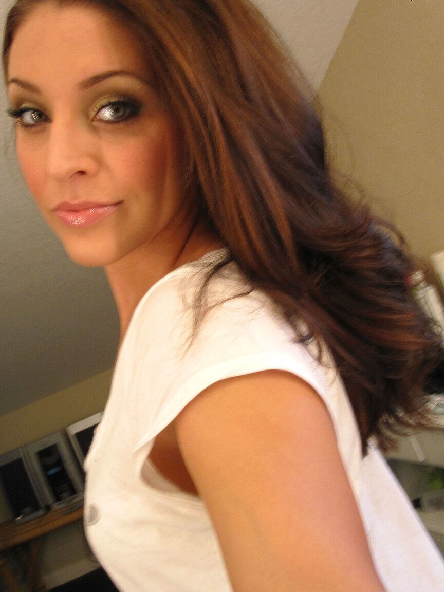 20P La seductora joven morena Gracie Glam revela sus tetas naturales