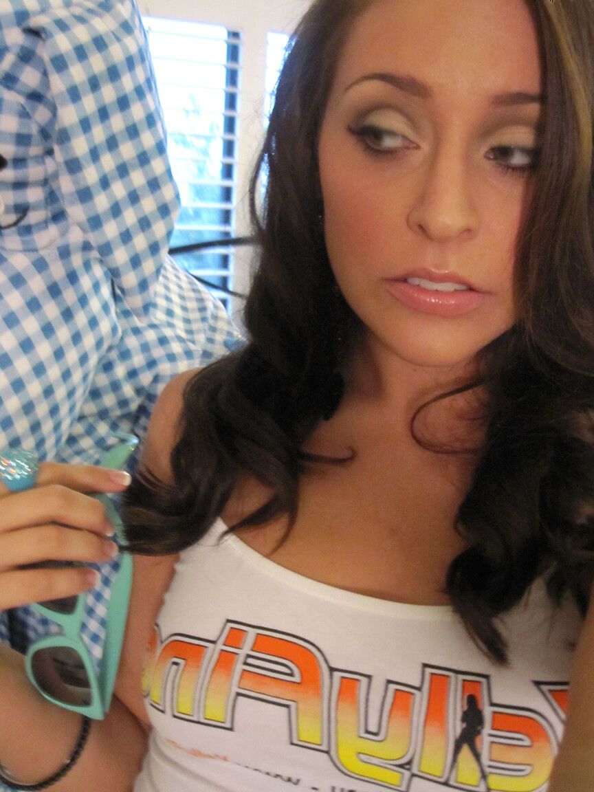 20P La seductora joven morena Gracie Glam revela sus tetas naturales