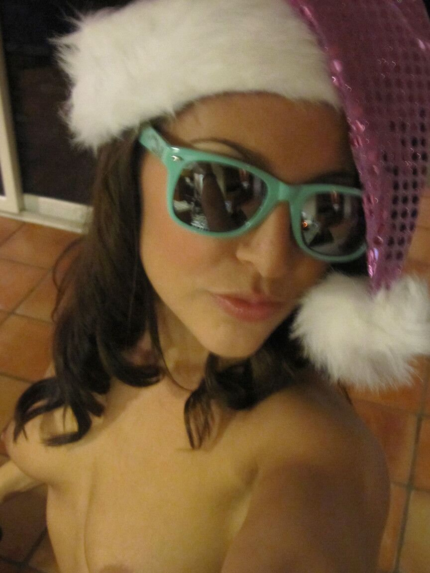 20P La seductora joven morena Gracie Glam revela sus tetas naturales