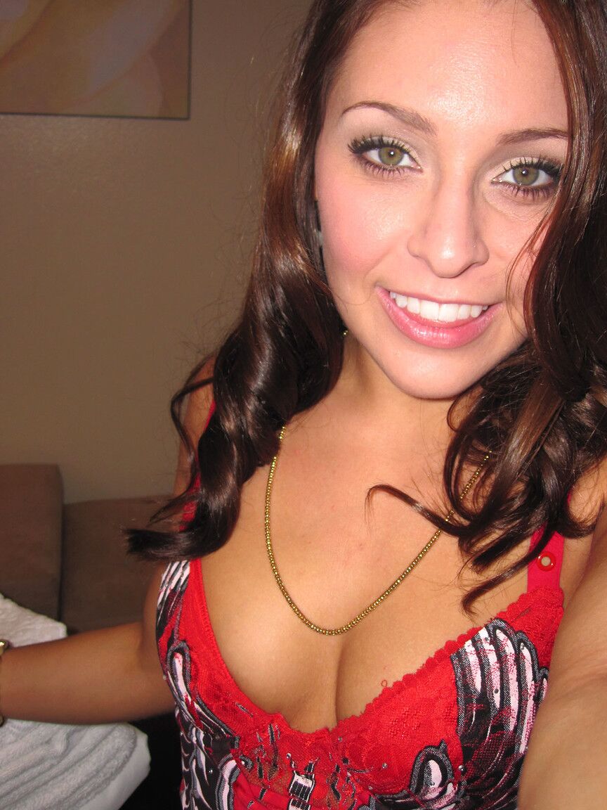 20P La seductora joven morena Gracie Glam revela sus tetas naturales