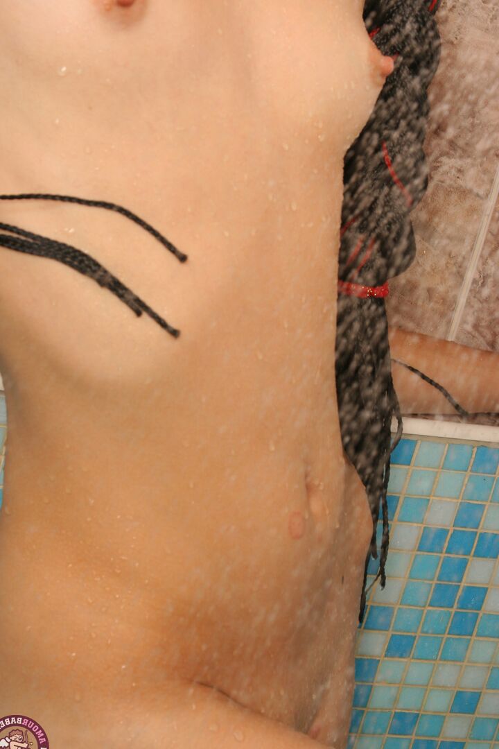 21P Adolescente esbelta com peitos pequenos Kristin exibe seu corpo em uma banheira cheia