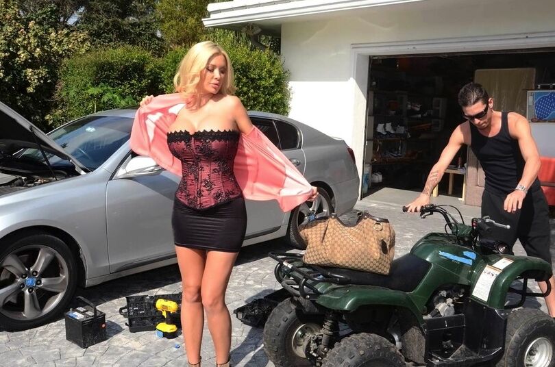 12P Heiße Hardcore-Blondine im Mikrorock gibt Blowjob und zeigt dabei riesige Titten