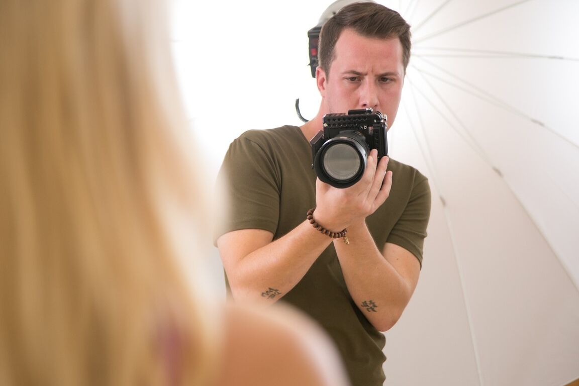 21P La jeune blonde Summer Day se déshabille avant de baiser son photographe nu