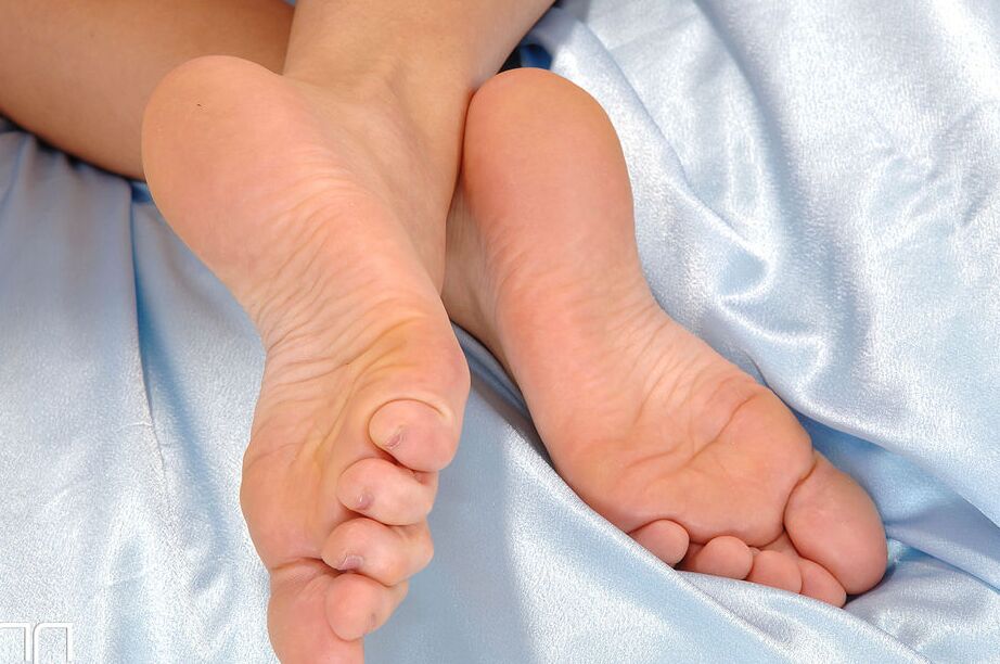 16P Hot lesbians Hrisanta & Cherry Jul pleasure each other with their agile toes