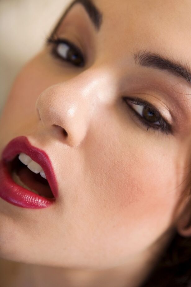 21P, la pécheresse américaine Sasha Grey se déshabille et joue avec son délicieux trou d'amour.