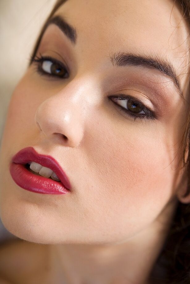 21P, la pécheresse américaine Sasha Grey se déshabille et joue avec son délicieux trou d'amour.
