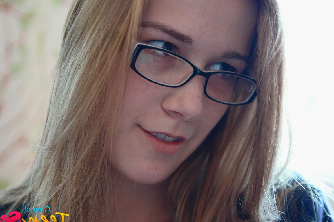21P Alexis Crystal, une cochonne à lunettes, se déshabille et chevauche une bite bien raide.