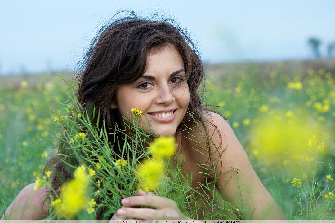16P A encantadora adolescente Alannis dá cambalhotas em uma estrada de terra nua