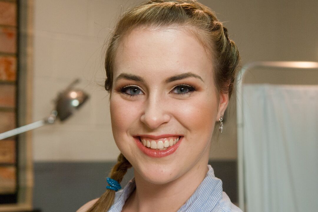 21P A adorável garota Jessie Parker revela suas curvas e exibe seus peitos pequenos