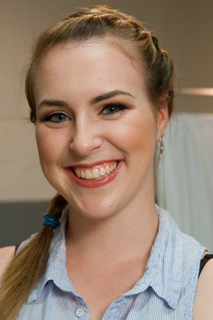 21P A adorável garota Jessie Parker revela suas curvas e exibe seus peitos pequenos