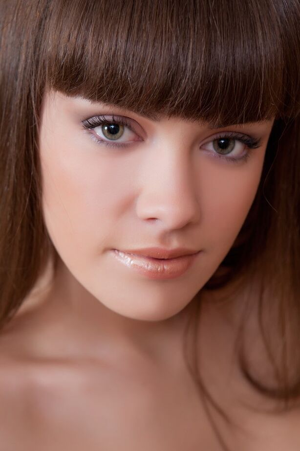 18P La charmante adolescente russe Candy Rose prend des poses confiantes en bas blancs